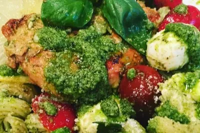 CAVATAPPI PESTO WITH TOMATOES, MOZZARELLA & LEMON CHICKEN