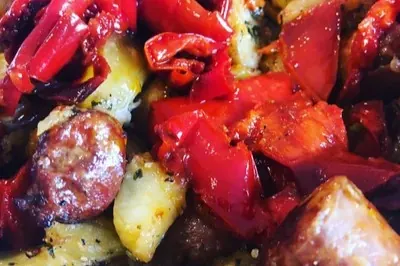 HOT ITALIAN SAUSAGE, POTATOES & FRIED PEPPERS (PARTY SIZE)